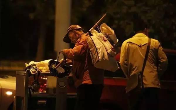 含著淚看完的！一位拾荒老人，溫暖了整個(gè)人間